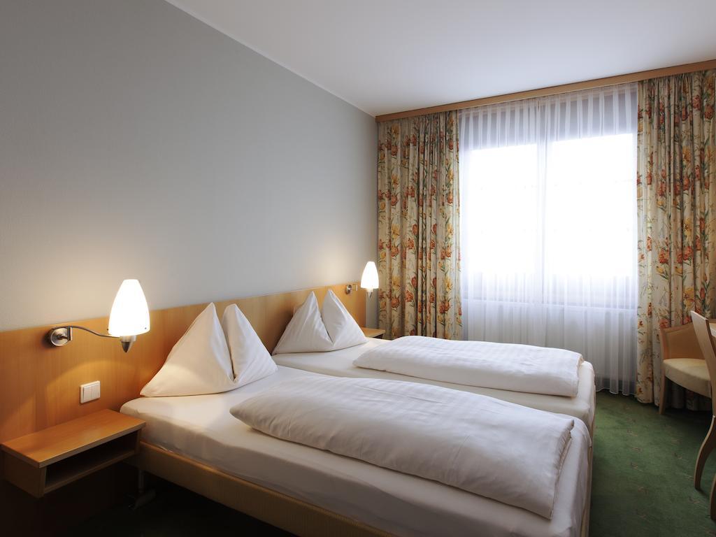 Landzeit Restaurant Voralpenkreuz Hotel Sattledt Ruang foto
