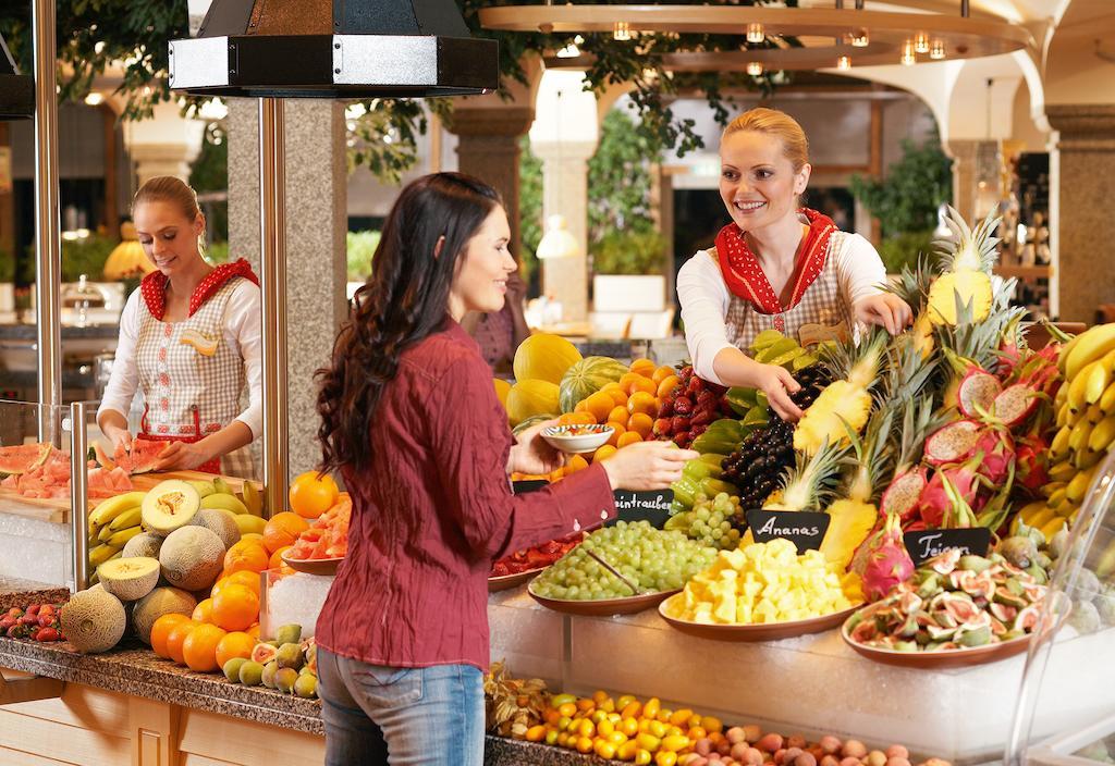 Landzeit Restaurant Voralpenkreuz Hotel Sattledt Bagian luar foto
