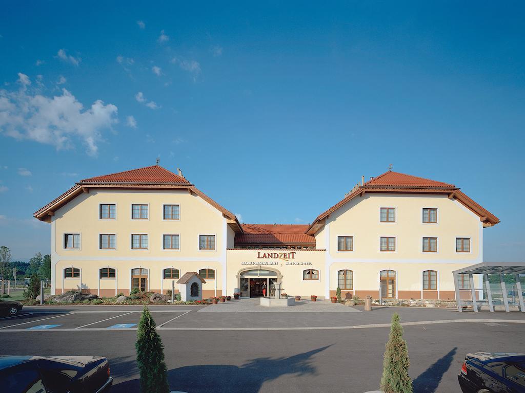 Landzeit Restaurant Voralpenkreuz Hotel Sattledt Bagian luar foto